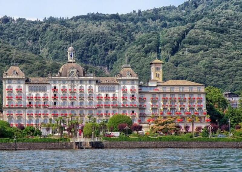 Vista del Grand Hotel Des Iles Borromee dal lago