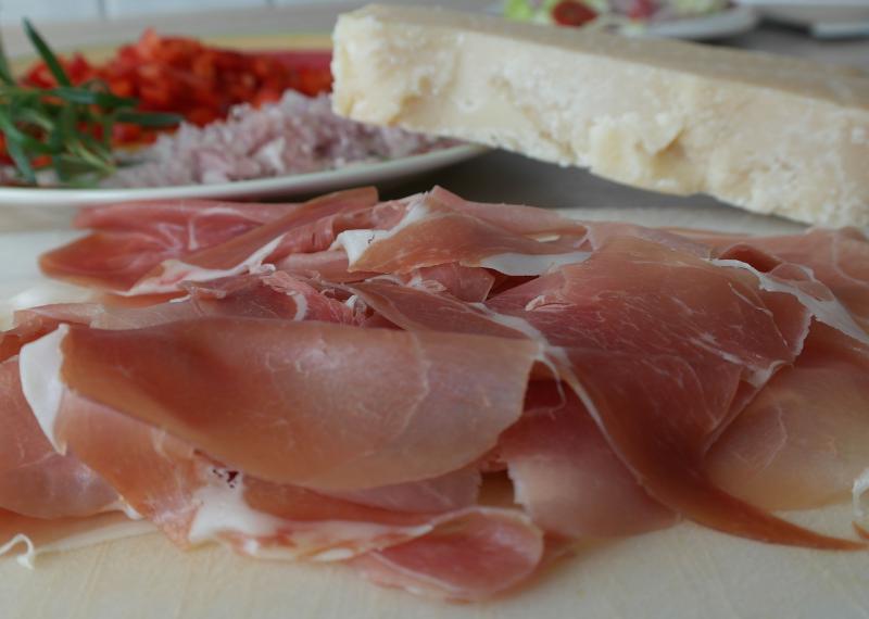 Parma patria del prosciutto crudo e del Parmigiano Reggiano