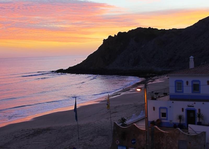 Algarve costa al tramonto con promontorio sullo sfondo