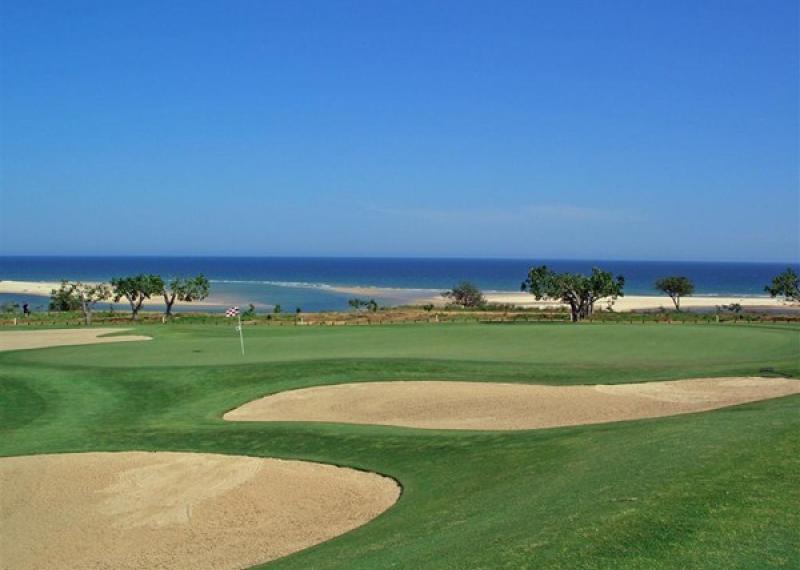 Quinta da Ria fairway with bunkers