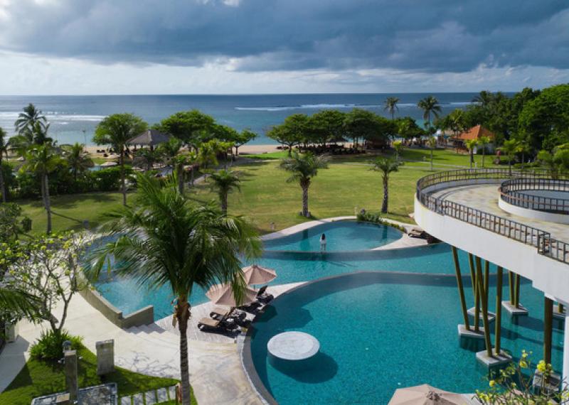 merusaka pool and beach view