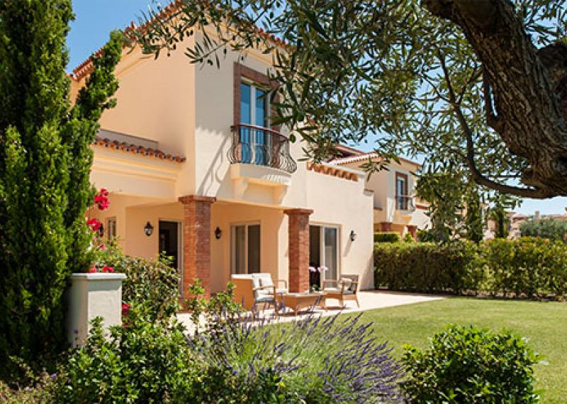 Villa with garden and trees in the foreground