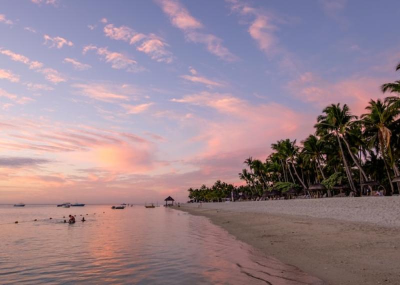 Spiaggia al tramonto alle Mauritius