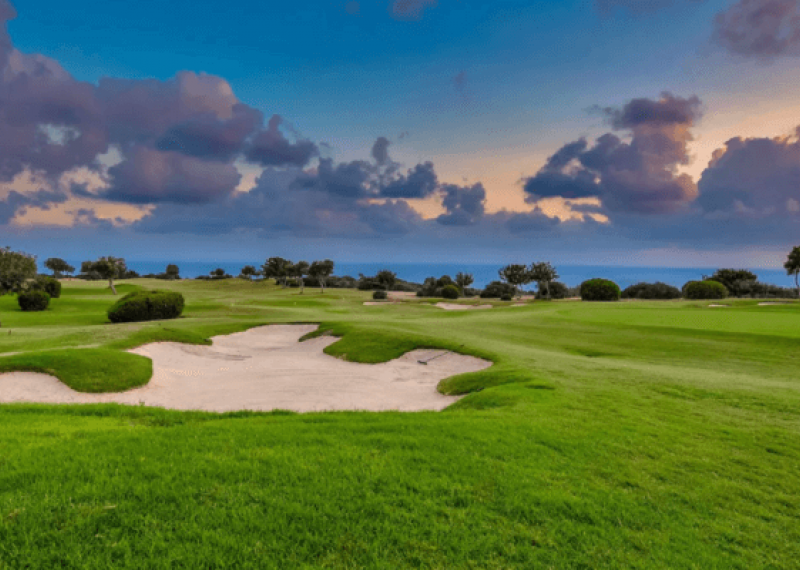 Aphrodite Hills vista campo al tramonto