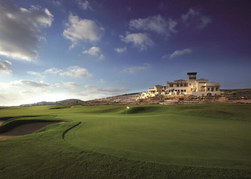 Eléa Golf Club green and clubhouse view