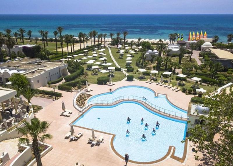 Vista aerea piscina e spiaggia a Delfino Beach