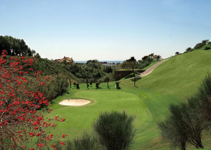 Villa Padierna green con bunkers e piante intorno