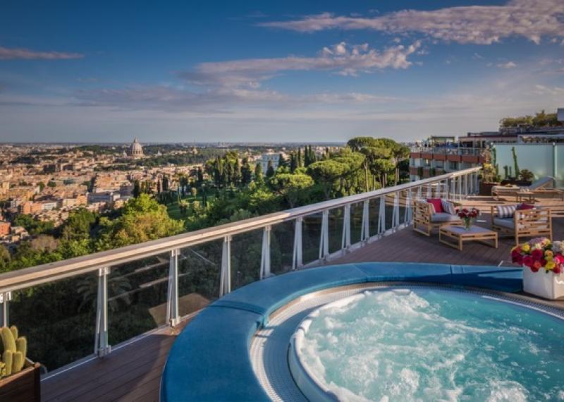 Rooftop Jacuzzi with view on Rome