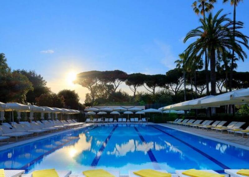 Outdoors pool at Parco dei Principi