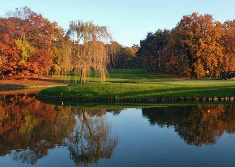 Castelconturbia water obstacle and green