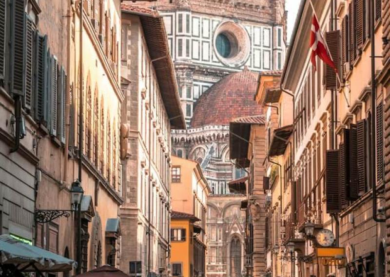 Florence road with view on the Cathedral