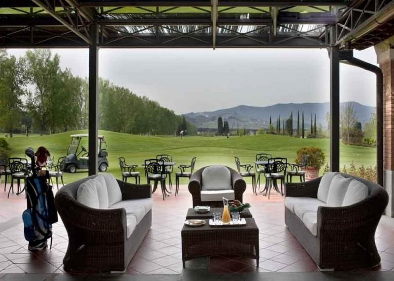 Le Pavoniere vista dalla clubhouse