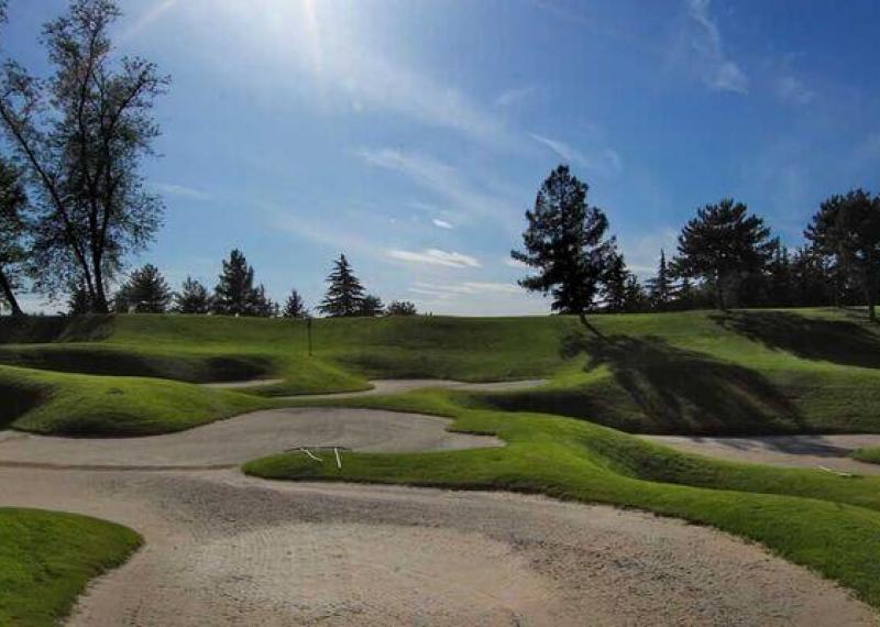 Le Robinie vista campo con bunkers