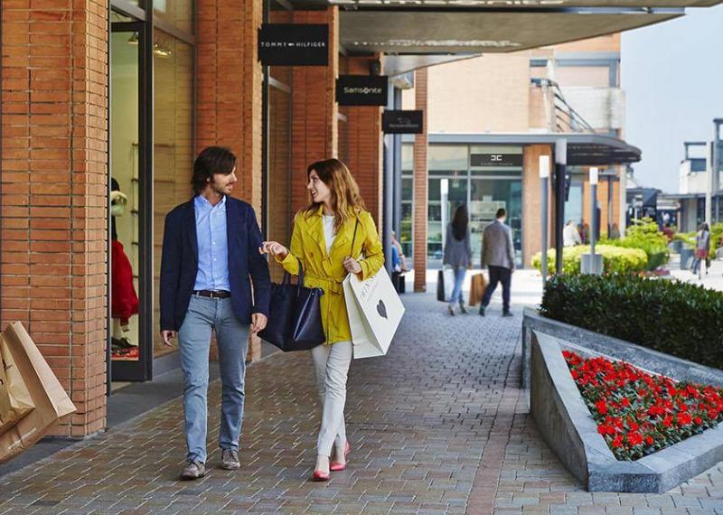 Vicolungo outlet with people shopping