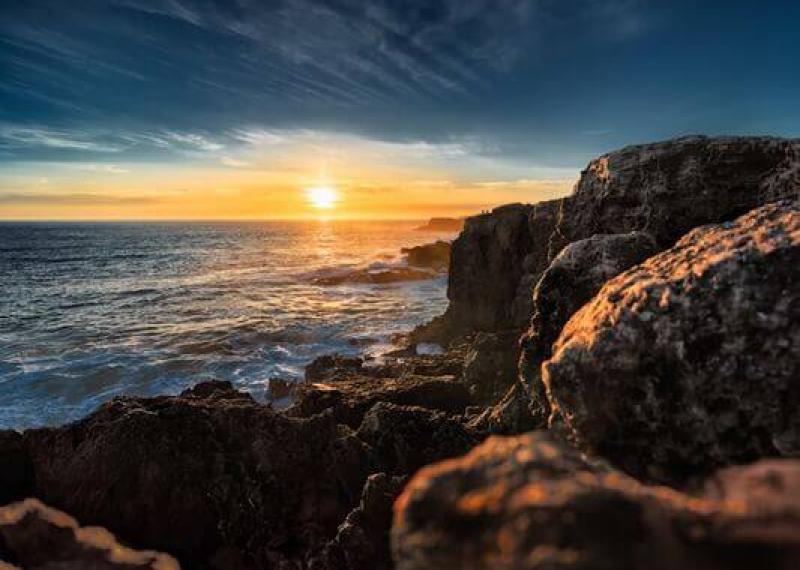 Cascais scogli sul mare al tramonto