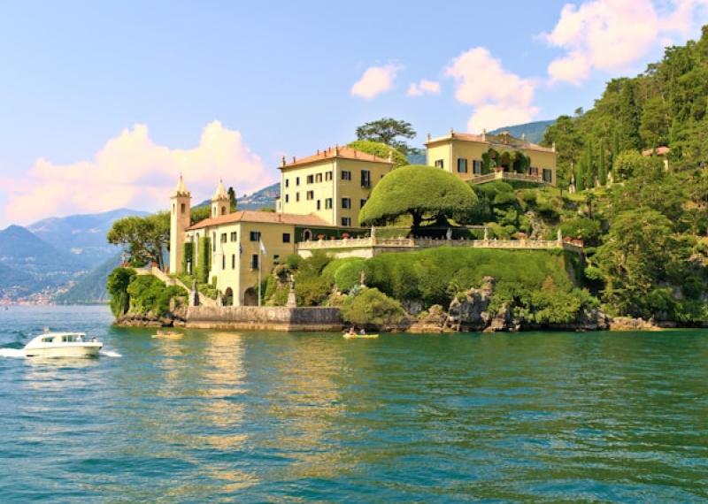 Lago di Como con collina e case