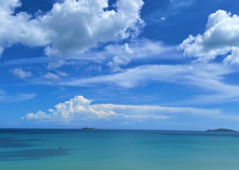 Sanya vista costa con mare turchese