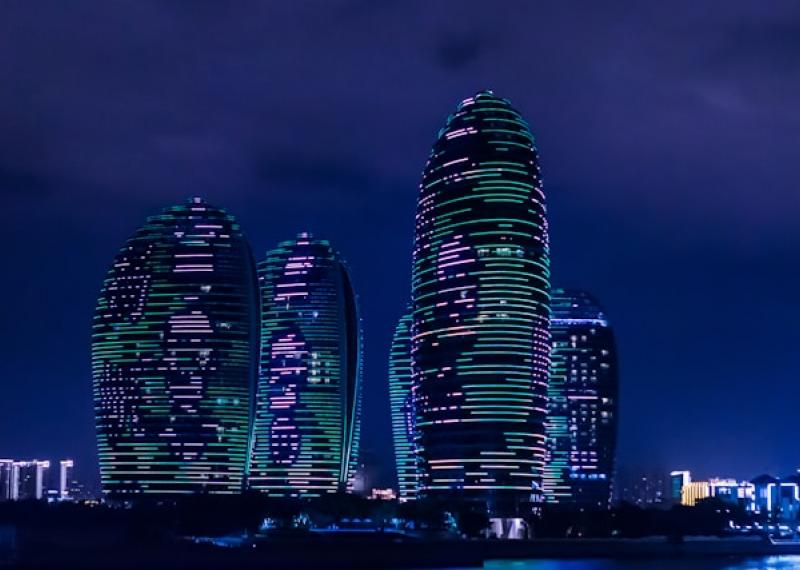 Sanya di notte con grattacieli illuminati