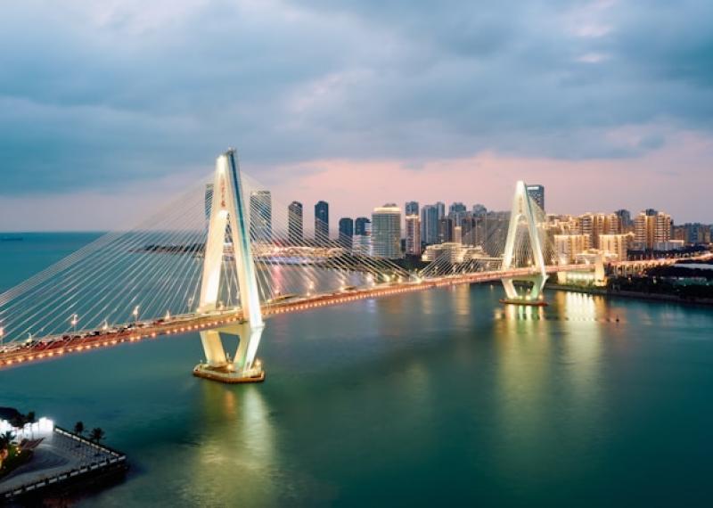 Haikou vista aerea con ponte e città sullo sfondo