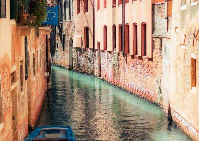 Canale di Venezia con case