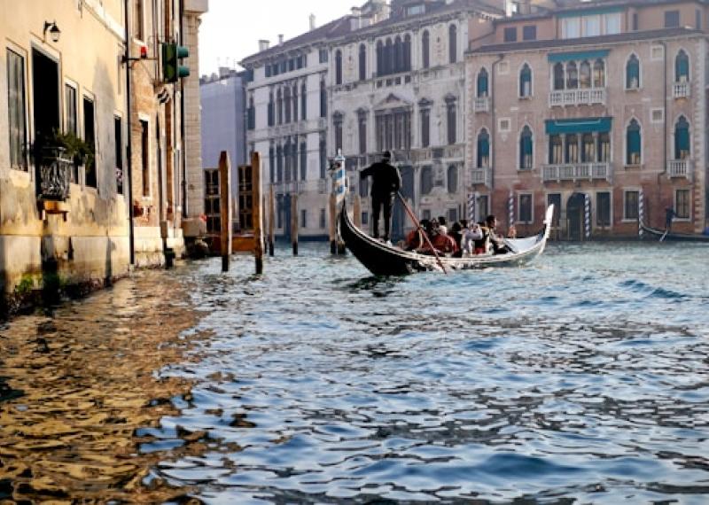 Canale di Venezia con gondola al centro