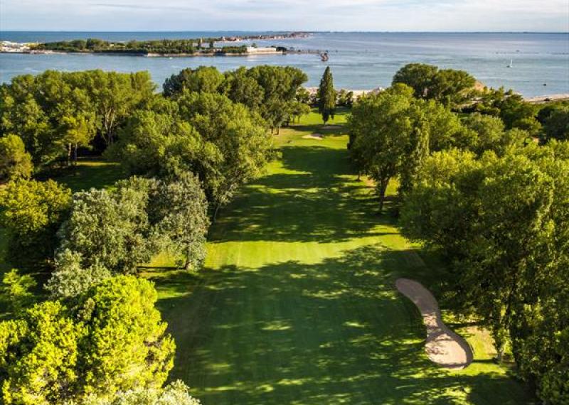 Campo da golf di Venezia visto dall'alto con il mare sullo sfondo